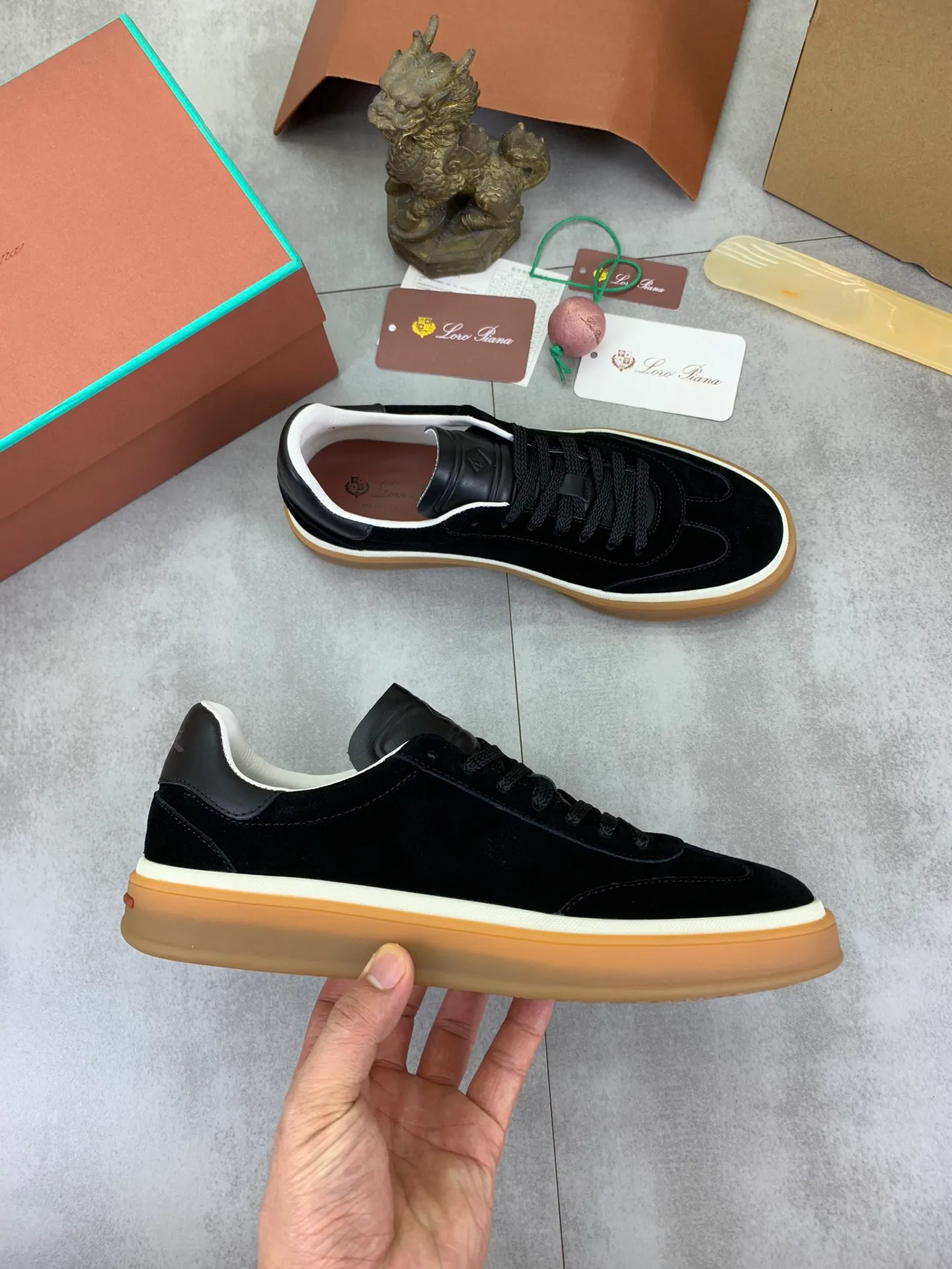 Men's Men's Shoes 💰P540 New 💰High Quality Loro Piana 💯Top Authentic Grade💯Buy the original 1:1 copy💯 Founded the existing Loro Piana company on April 24, 1924. It is now the sixth generation of family business, providing top quality products to customers who are discerning in taste and quality. Imported original fabrics, made of plain calfskin lining. Hand-sewn threads with cowhide feet. Original packaging. Size: 38-45. 7⃣️ colors available.